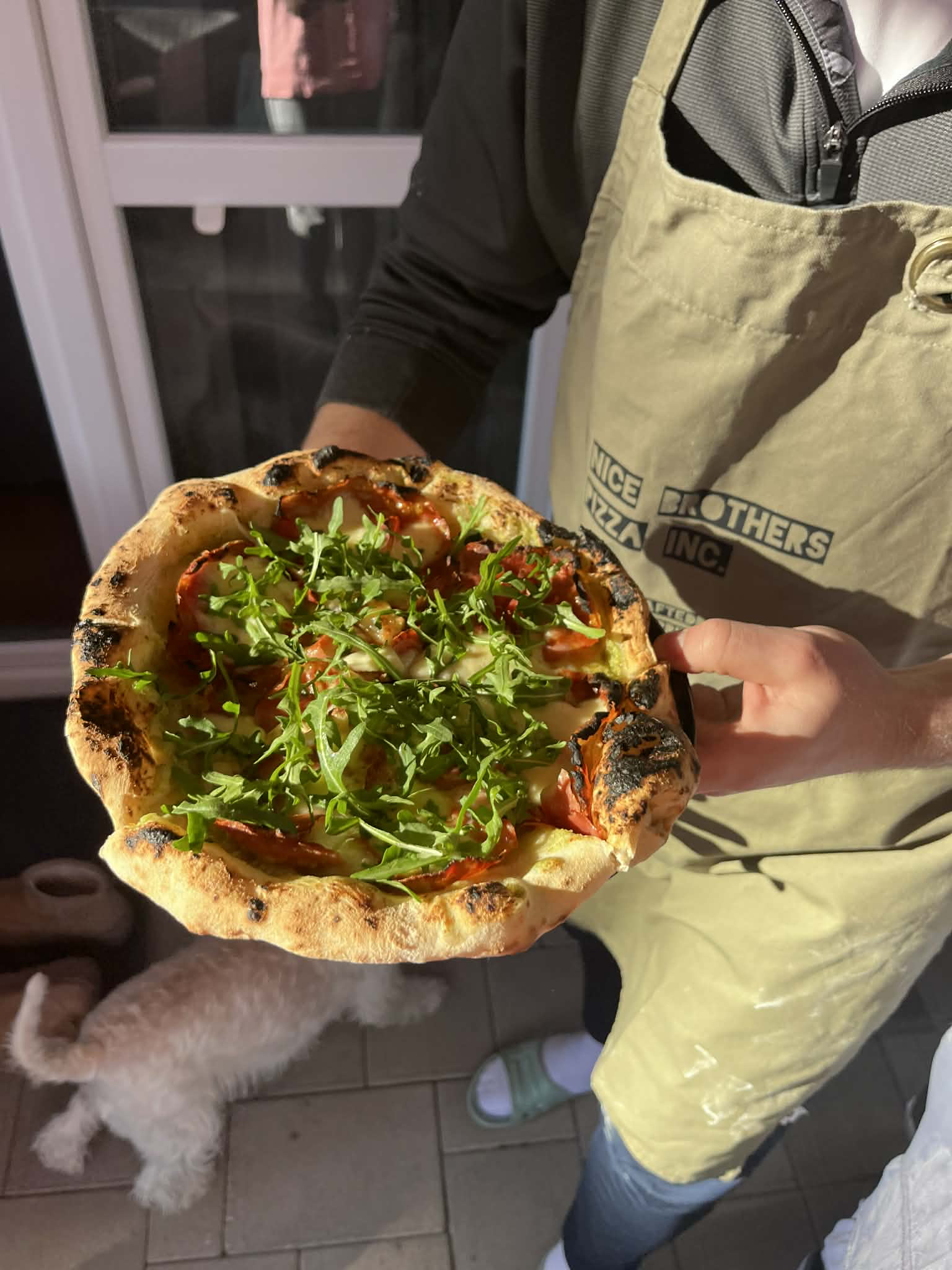 Pizza betöltés a kemencébe