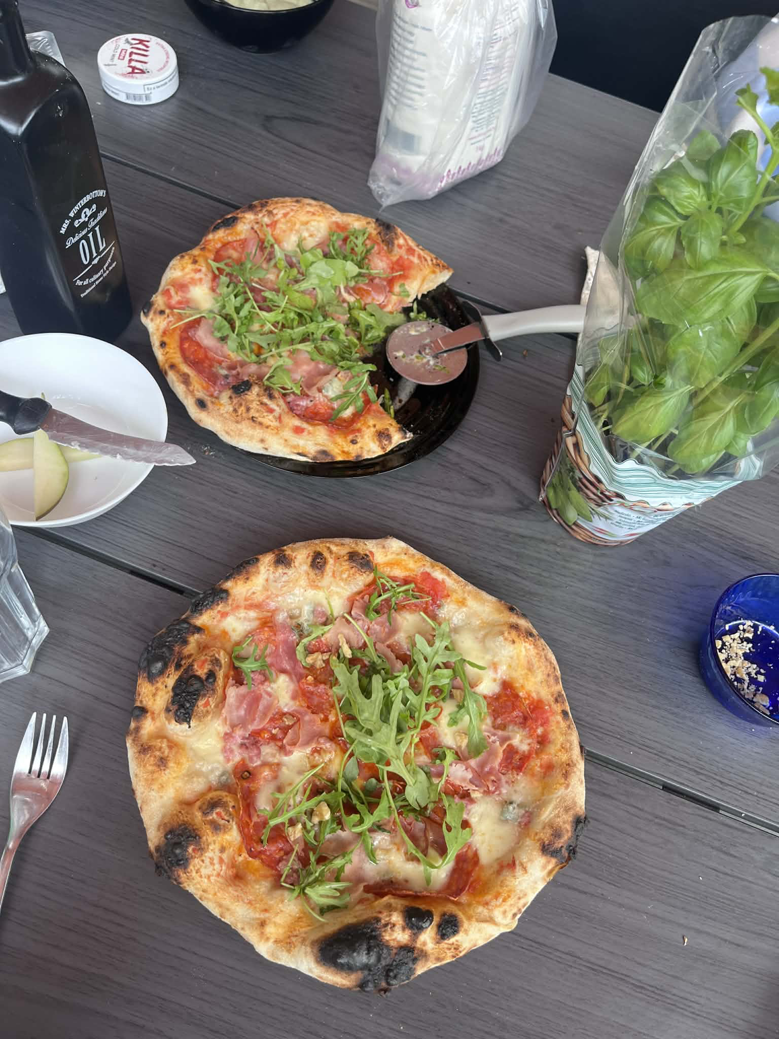 Friss nápolyi pizza gőzölgő lapáton