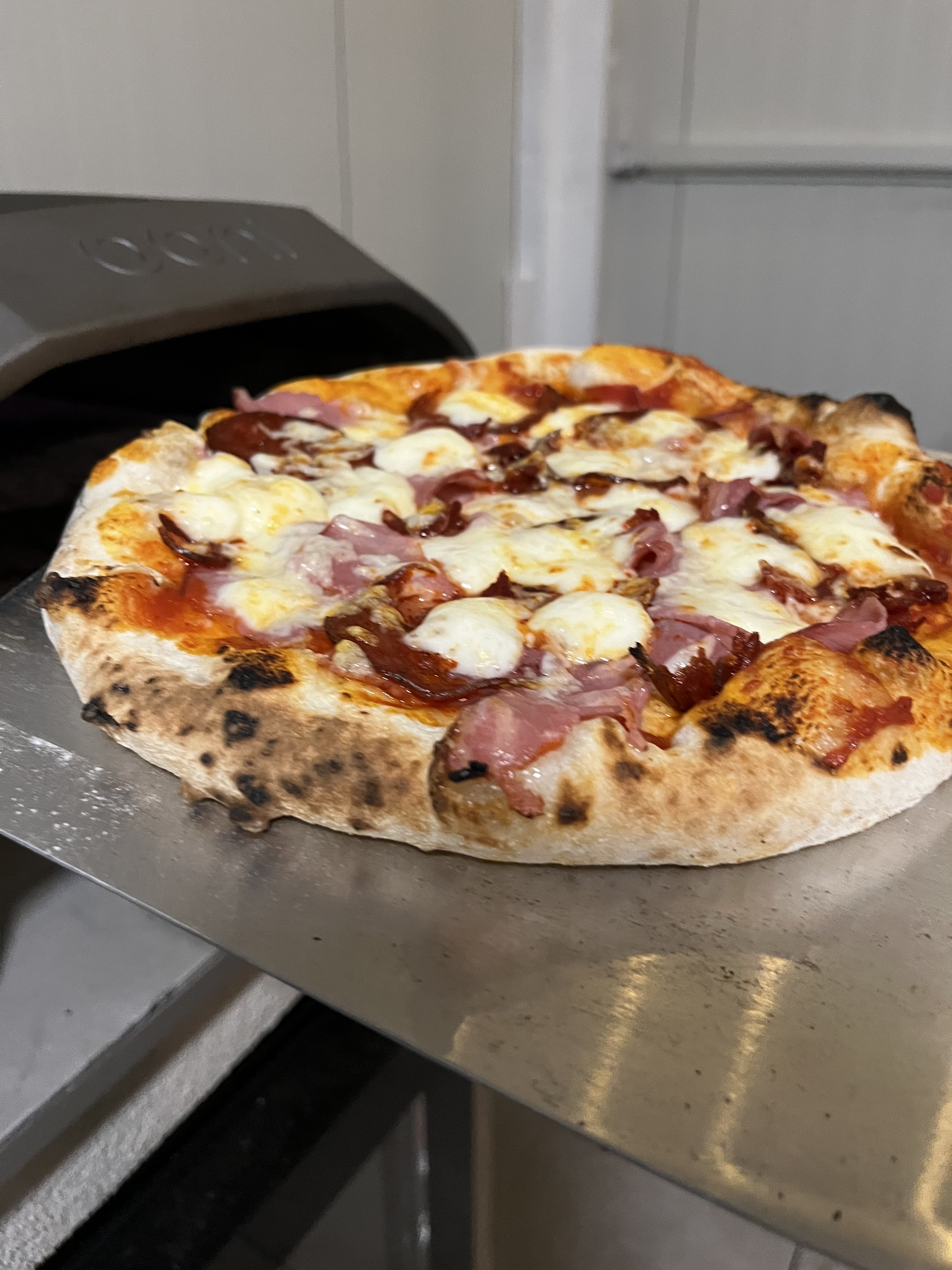 Füge-sonkás pizza dobozban